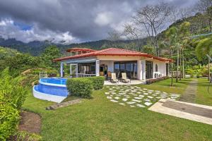 una casa con piscina en un patio en Stunning Casa de la Roca House with Infinity Pool!, en Ojochal