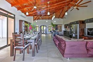 comedor con mesa y sofá en Stunning Casa de la Roca House with Infinity Pool!, en Ojochal