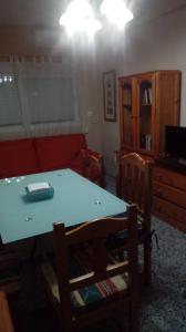 uma sala de estar com uma mesa e um sofá em Piso cerca mezquita em Córdoba