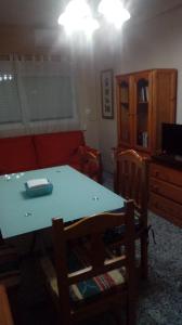 Televízia a/alebo spoločenská miestnosť v ubytovaní Piso cerca mezquita