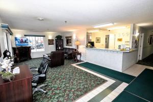 The lobby or reception area at Mountain Host Motor Inn