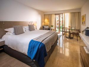 1 dormitorio con 1 cama grande y sala de estar en Sofitel Legend Santa Clara Cartagena en Cartagena de Indias