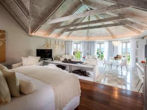 TV a/nebo společenská místnost v ubytování Sofitel Legend Santa Clara Cartagena