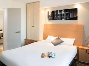Aparthotel Adagio Toulouse Centre Ramblas客房内的一张或多张床位