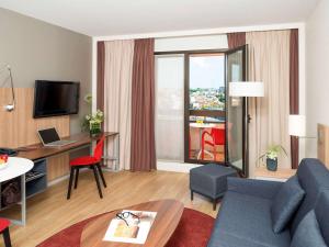 Aparthotel Adagio Toulouse Centre Ramblas的电视和/或娱乐中心