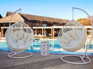天鵝谷諾富特葡萄園度假酒店游泳池或附近泳池