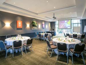 Mercure Sydney Parramatta tesisinde bir restoran veya yemek mekanı