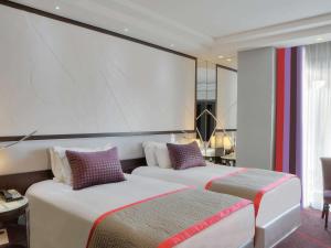 Postel nebo postele na pokoji v ubytování Sofitel Beirut Le Gabriel
