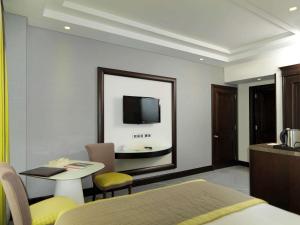 TV a/nebo společenská místnost v ubytování Sofitel Beirut Le Gabriel