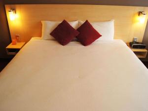 Postel nebo postele na pokoji v ubytování ibis Sydney Olympic Park
