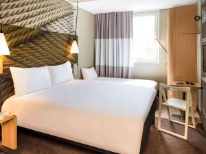 Ein Bett oder Betten in einem Zimmer der Unterkunft ibis Paris Saint-Denis Stade Sud