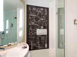 Ein Badezimmer in der Unterkunft ibis Paris Saint-Denis Stade Sud