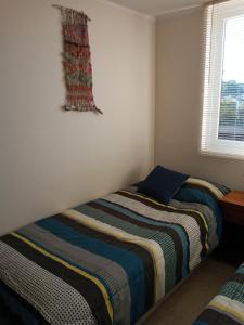 dos camas sentadas una al lado de la otra en un dormitorio en Plaza Brintrup, en Puerto Varas