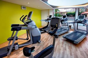 Holiday Inn Singapore Orchard City Centre by IHG的健身中心和/或健身设施