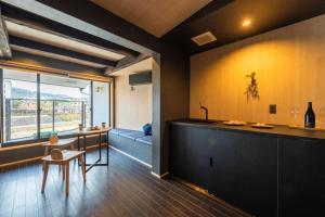 een keuken en woonkamer met een bank en een tafel bij TABITABI STAY KAWAMA in Kyoto