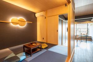 een woonkamer met een tafel en een eetkamer bij TABITABI STAY KAWAMA in Kyoto