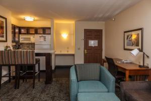 Кът за сядане в Staybridge Suites Colorado Springs North, an IHG Hotel
