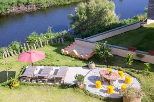 Výhled na řeku, která protéká v blízkosti bed and breakfast