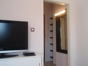 een flatscreen-tv op een dressoir bij Pulse Jackquaters in Boedapest