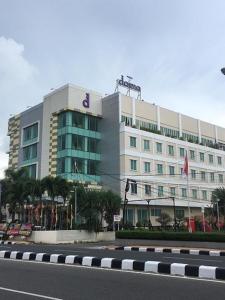 巴东戴玛巴东酒店的一座白色的大建筑,上面有标志