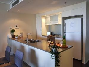 Amazing River View - 3 Bedroom Apartment - Brisbane CBD - Netflix - Fast Wifi - Carpark的厨房或小厨房