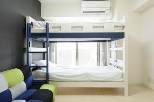 מיטה או מיטות קומותיים בחדר ב-Cocostay KO Residence Sennichimae5Fココステイ ケーオーレジデンス センニチマエ5F