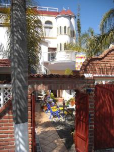 een gebouw met een balkon met een tafel en stoelen bij Welcome to Casa Viva Mexico 3-bedrooms 2-bathroms 6-Guests close to Shoping Center & Beach in Tijuana