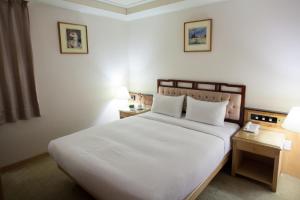 Postel nebo postele na pokoji v ubytování Hara Zuru Hotel