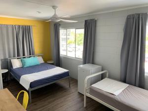 Mumma's Hostel Cairns客房内的一张或多张床位