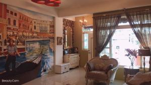 台東市的住宿－又見威尼斯民宿 ，客厅墙上有绘画作品