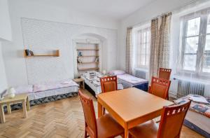 - un salon avec une table et une salle à manger dans l'établissement Rodinný hostel Stárkův dům, à Tábor