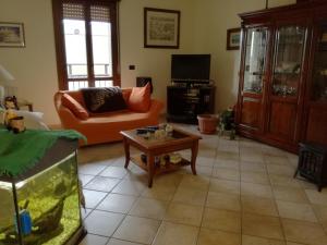 a living room with a couch and a table at ACQUARIO DEI FRALLE in Oristano