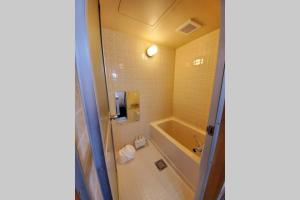bagno con doccia, vasca e lavandino di 旭川ファミリーハウスみんみん a Asahikawa