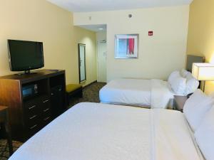 Kama o mga kama sa kuwarto sa Holiday Inn Express Tallahassee, an IHG Hotel