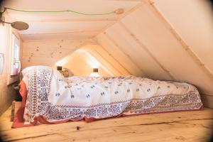 a bedroom with a bed in a attic at Tiny-Haus im Südhessischen Ried in Trebur