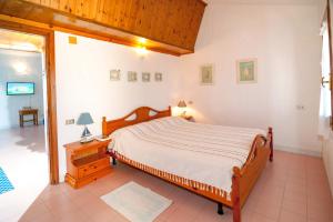 1 dormitorio con 1 cama grande en una habitación en CASA del CAPITANO, en Porto Ottiolu