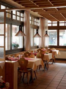 Restoran või mõni muu söögikoht majutusasutuses Hotel Krone Lenk