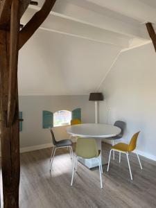 een eetkamer met een tafel en stoelen bij Het Achterhuis - Buitenplaats Ruitenveen, privé! in Nieuwleusen