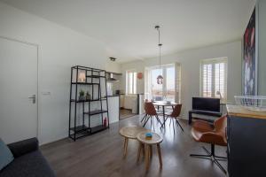 赞德沃特Seapoint - Sea view的客厅里有一张沙发和一张桌子。