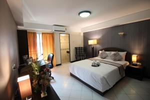 a hotel room with a bed and a bathroom at ลีลาวดี ซอยมหาดไทย รามคำแหง65 Mahadthai in Ban Zong Katiam