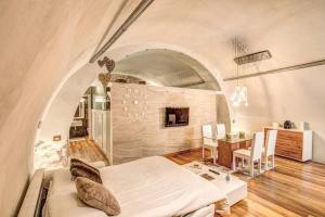 uma sala de estar com uma cama e uma mesa em LOFT DI DESIGN ESCLUSIVO em Rocca di Mezzo