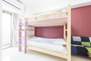 Zimmer mit Etagenbett in einem Haus in der Unterkunft Cocostay KO Residence Sennichimae6Fココステイ ケーオーレジデンス センニチマエ6F in Okayama