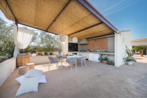 una cucina all'aperto e una zona pranzo di una casa di Sa Finca a Muro