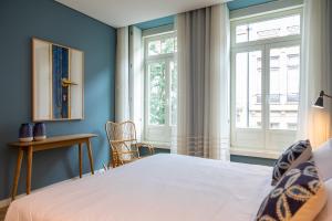 una camera con un letto e due finestre di SIZE Flats Clérigos a Porto