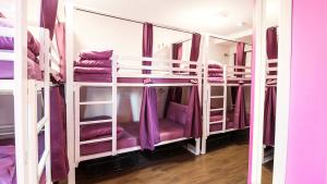 grupa łóżek piętrowych w pokoju w obiekcie Safestay London Elephant & Castle w Londynie