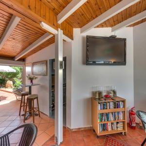 sala de estar con TV de pantalla plana en la pared en Valentina Apartments, en Gouves