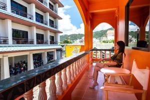 myPatong Social Hostel tesisinde bir balkon veya teras