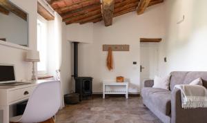 salon z kanapą i kominkiem w obiekcie Relais Il Furioso w mieście Monte Castello di Vibio