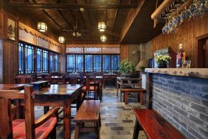 Restoran või mõni muu söögikoht majutusasutuses Yangshuo Mountain Nest Boutique Hotel