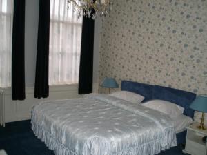 Una cama o camas en una habitación de Hotel Excelsior